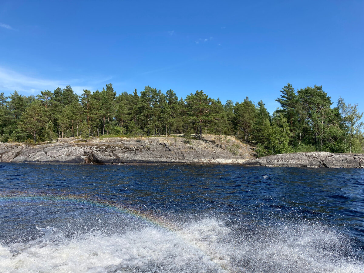 Идем на катере мимо скалистых островов. Здесь и далее все фото автора. Листайте галерею >>