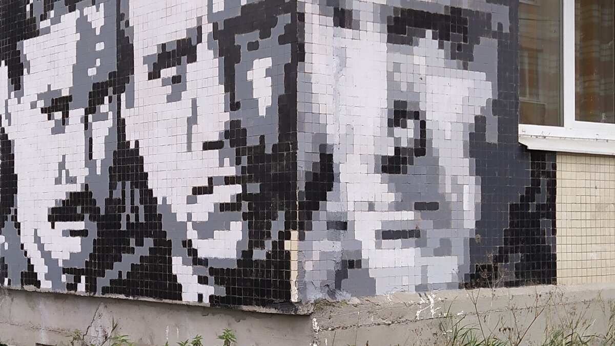Пиксельные портреты на домах.