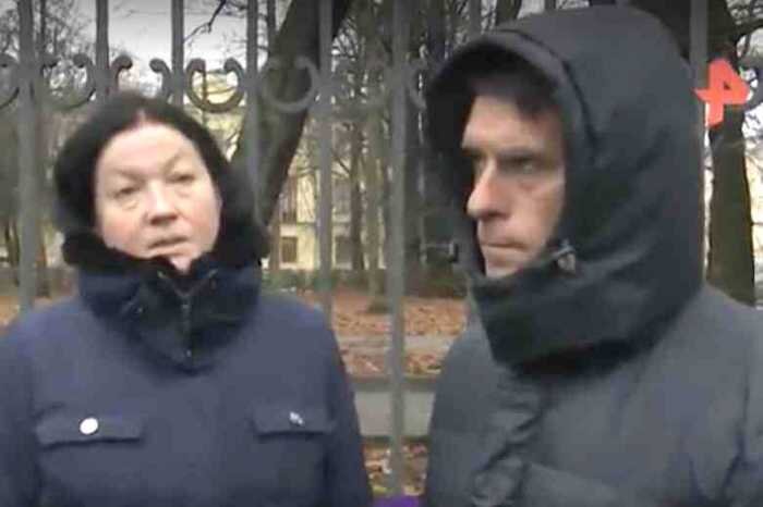 Родители Анастасии. Фото взято из открытого источника в интернете.https://rnbee.ru/wp-content/uploads/roditeli-ubitoj-docentom-spbgu-uchenicy-priehali-za-telom-docheri-1a5b521.jpg