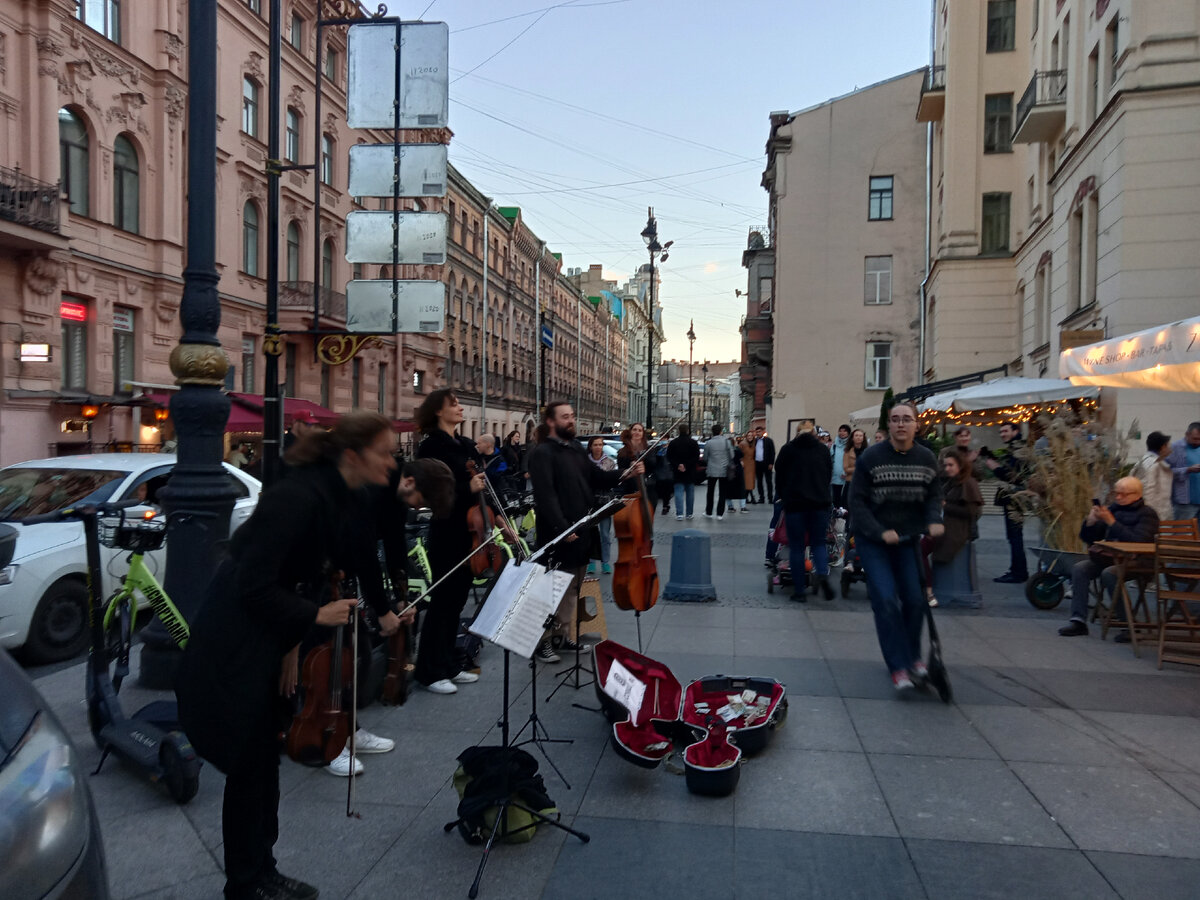 Уличные концерты слушаю всегда! Классика, которая разливается в воздухе, смешиваясь с шумом городских улиц, восхитительна! Фото автора
