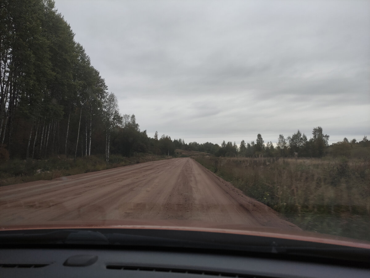 Грунтовая дорога в начале пути к водопаду.