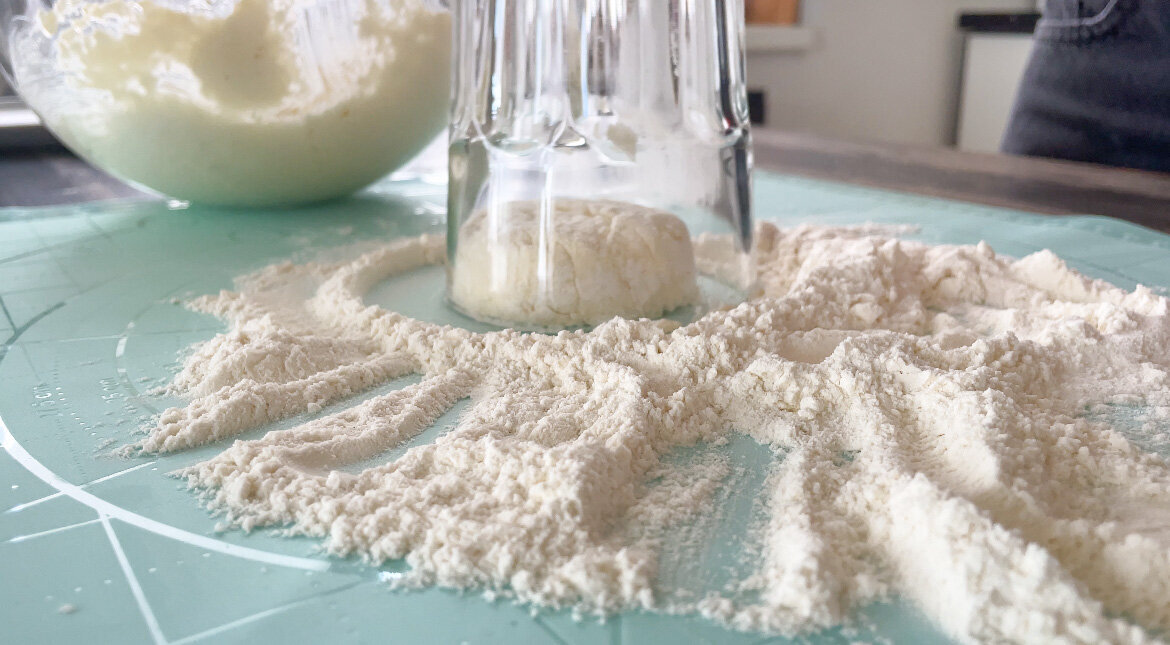 Таким способом можно получить идеальную форму сырников!