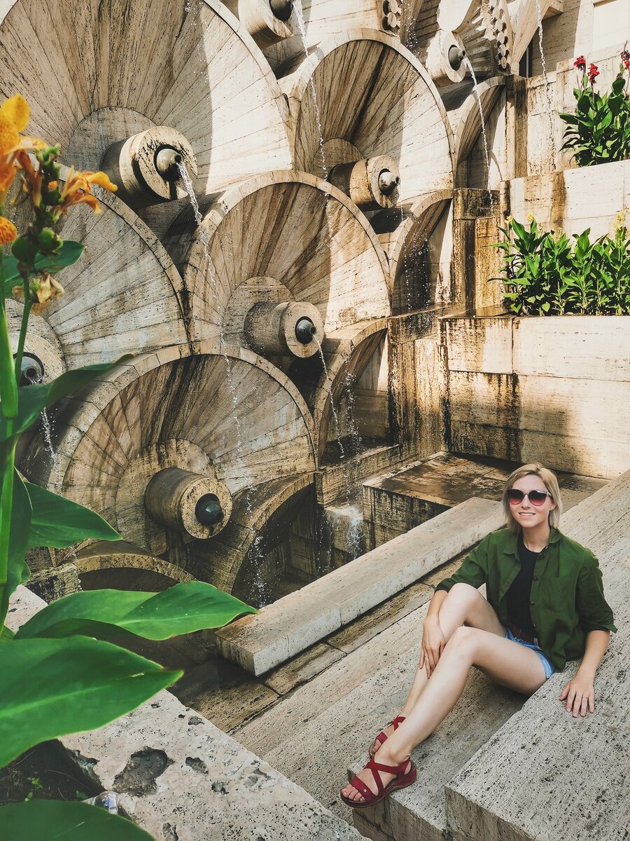 Я около Каскада в Ереване 