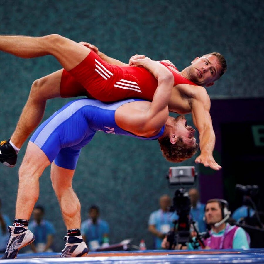 Один из самых распространённых движений в вольной борьбе - бросок с прогибом спины.