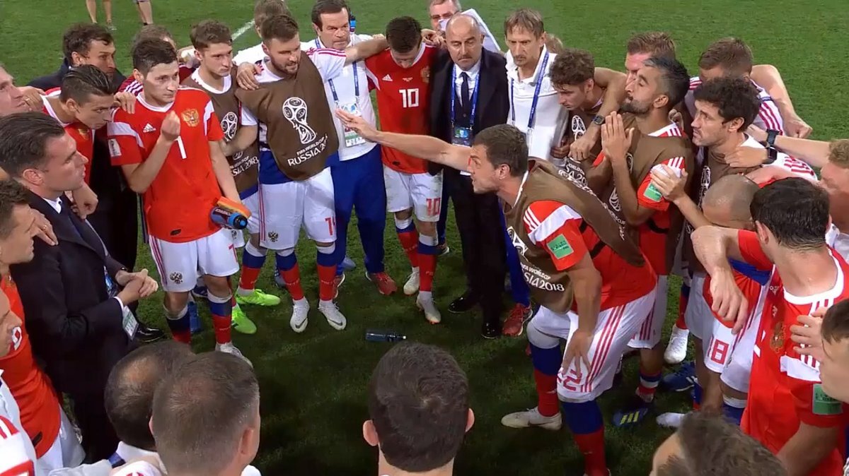 Артем Дзюба подбадривает игроков сборной перед серией пенальти в матче между Россией и Хорватией