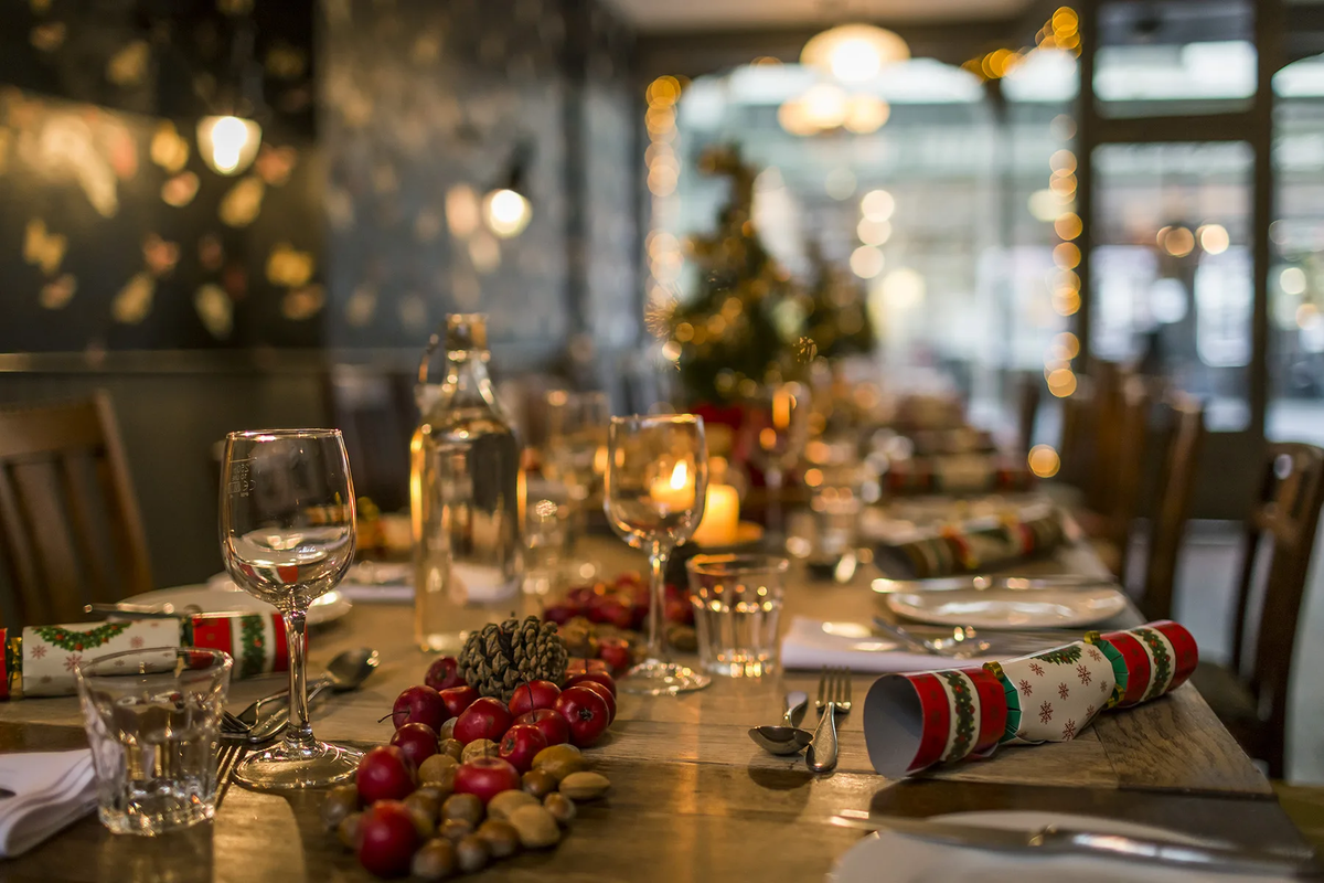 кафе в новогоднем стиле. новогодний ресторан. новогодняя елка в ресторане. новый год в ресторане. новогодний вечер в ресторане.