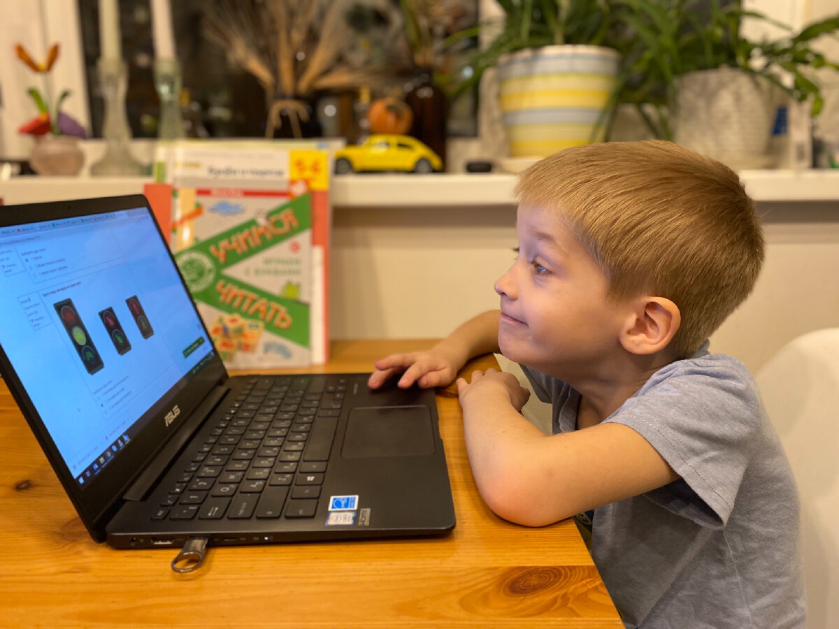 Фото автора. Петя проходит вторую часть теста по ПДД 