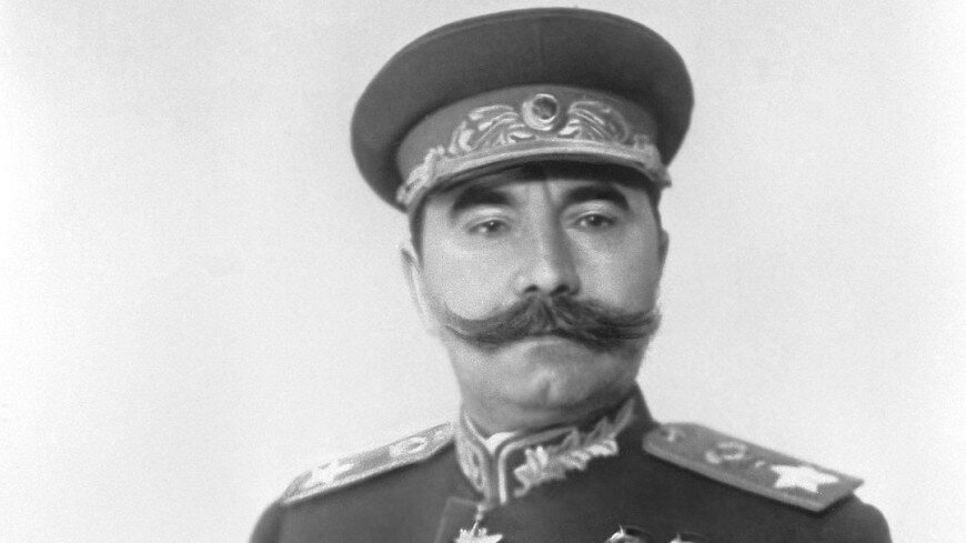 Буденный с георгиевскими крестами