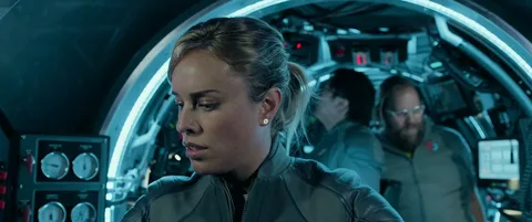 По сравнению с кабиной настоящего батискафа, в "киношном" - просто простор!
(с) Кадр из фильма