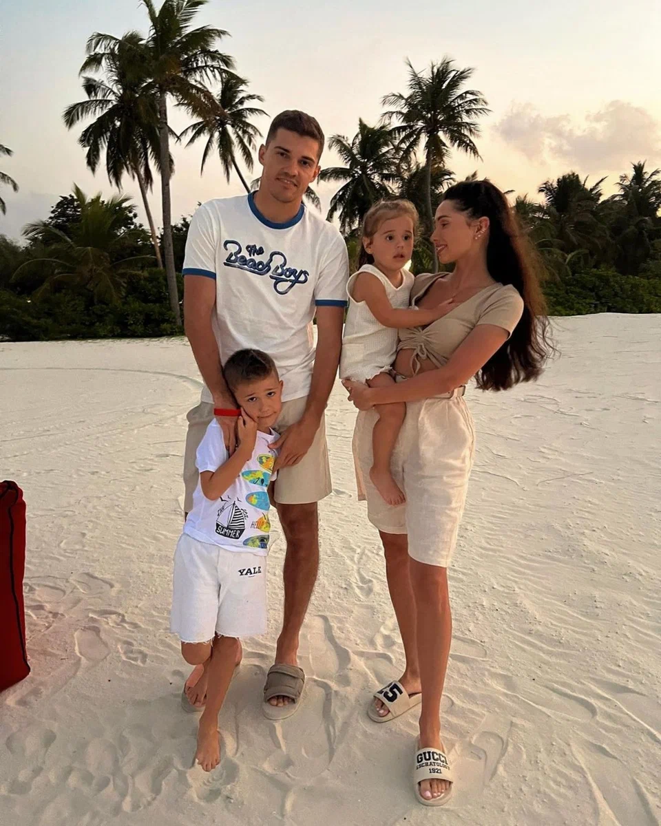  Роман Зобнин с семьей Instagram Рамины Зобниной