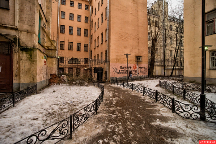 Один из дворов в центре Петербурга.. Глянуть только - все что можно - обзаборено. Зачем? Это в начале декабря, видимо, когда еще снег  не выпал. Куда местные  пенсионеры погулять ходят - я даже  удивляюсь.. Двор весь, как тюрьма..