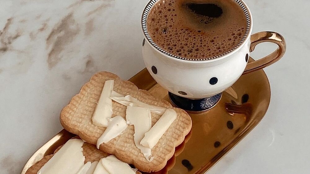 Сливочное масло из холодильника сложно красиво намазать