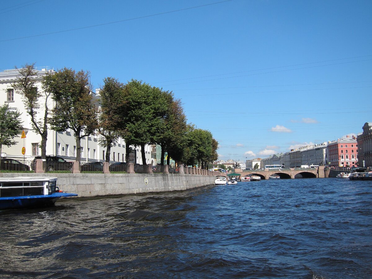 Река Фонтанка, Аничков мост и строения (слева), входящие в комплекс Аничкова дворца