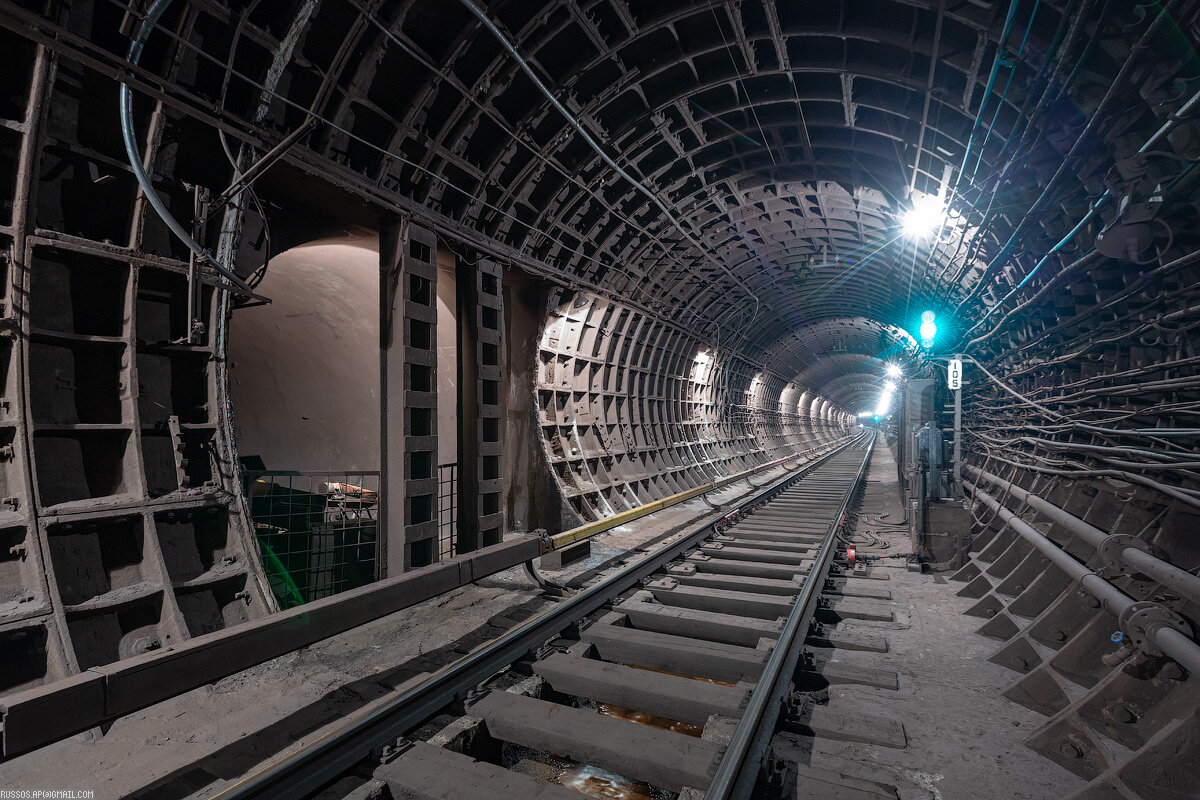 Село метро. Перегонные тоннели метрополитена. Метро тоннель подземелье Московского метрополитена. Сбойка в тоннеле метро. Тоннель метро сбоку.