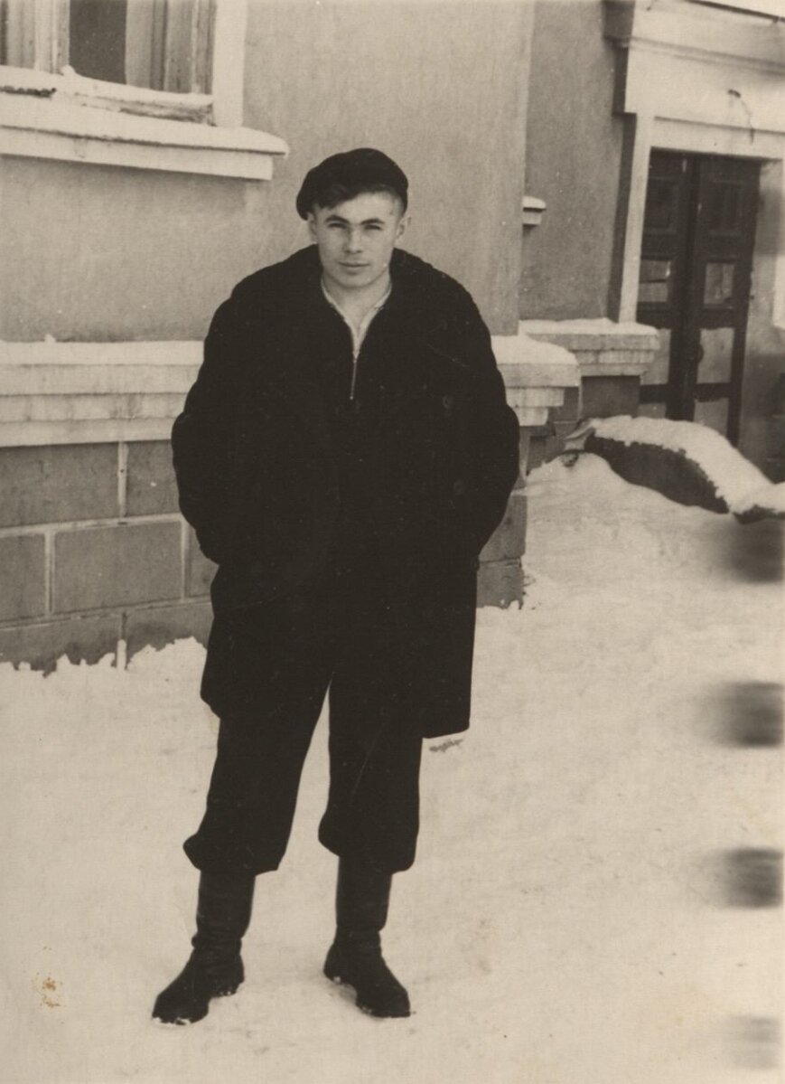 Саша Абрамов возле дома, 50-е годы