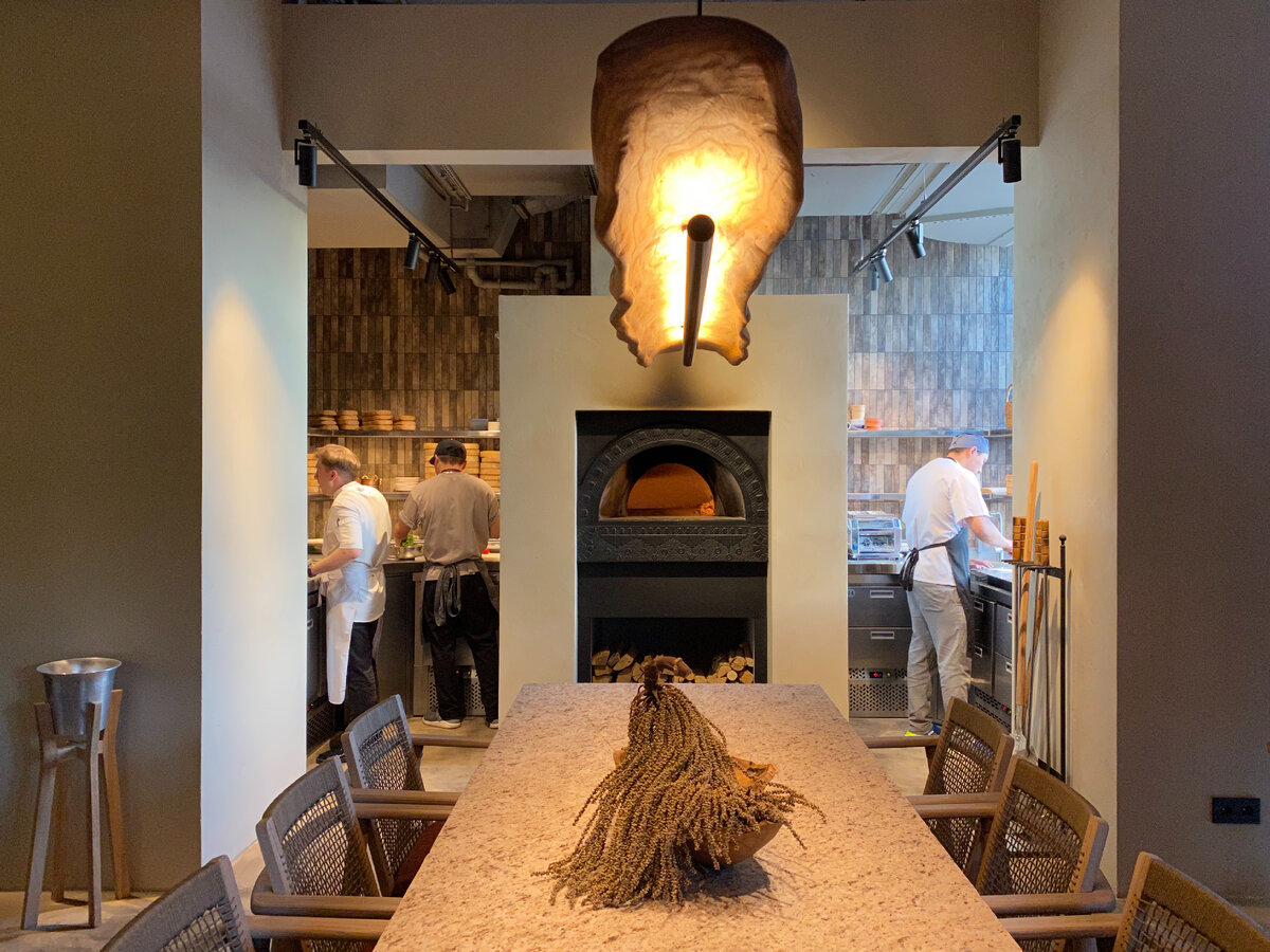 На почётном месте у общего стола — дровяная печь, где готовятся важные для меню лепёшки.