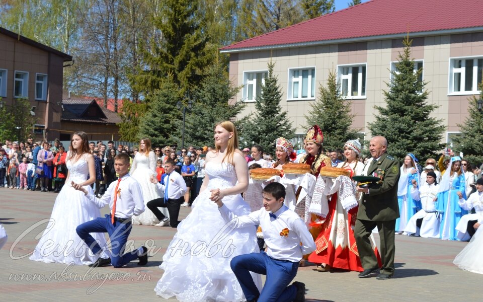 Татарск день победы. Аллея героев Аксубаево. 9 Мая Аксубаево. Аллея техникума в Аксубаеве. Аксубаево школа.