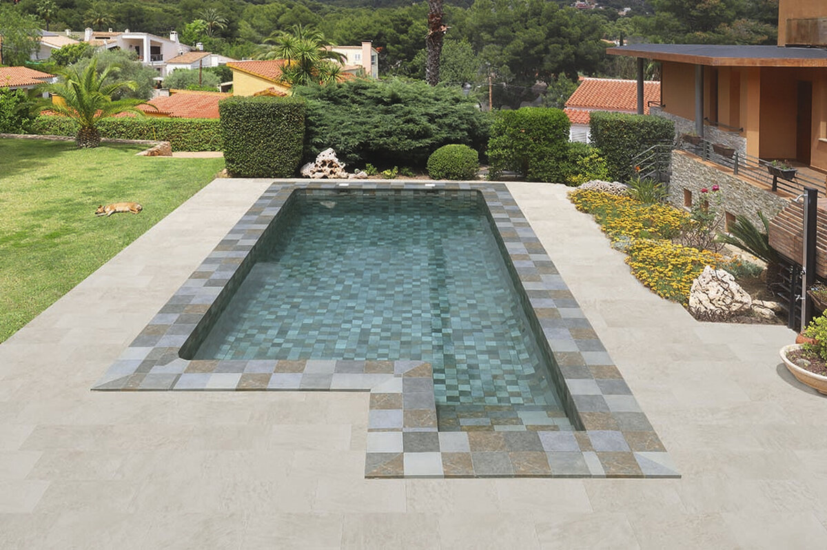 Проект бассейна в семейном доме с оригинальным рисунком камня Gofratto
