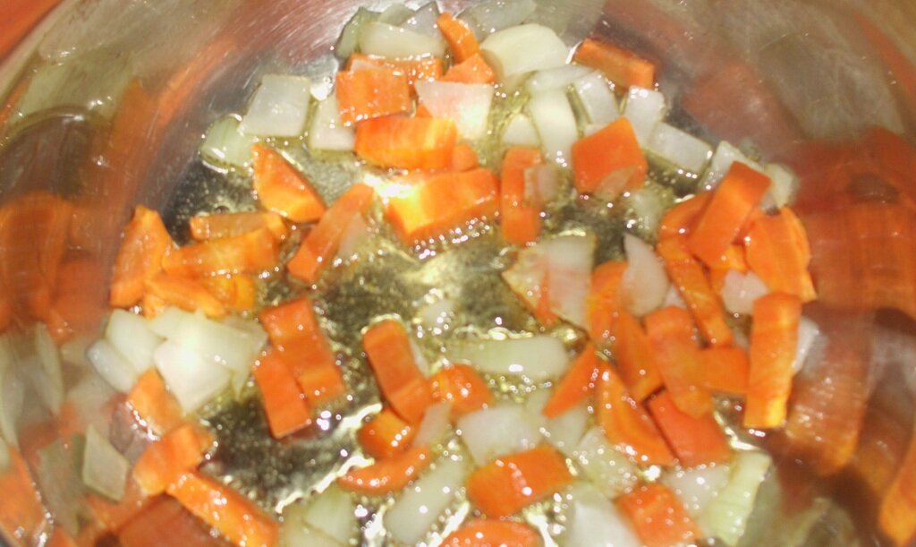 Поджаривание лука и моркови в растительном масле, в кастрюле. Личное фото автора канала Житейская проза