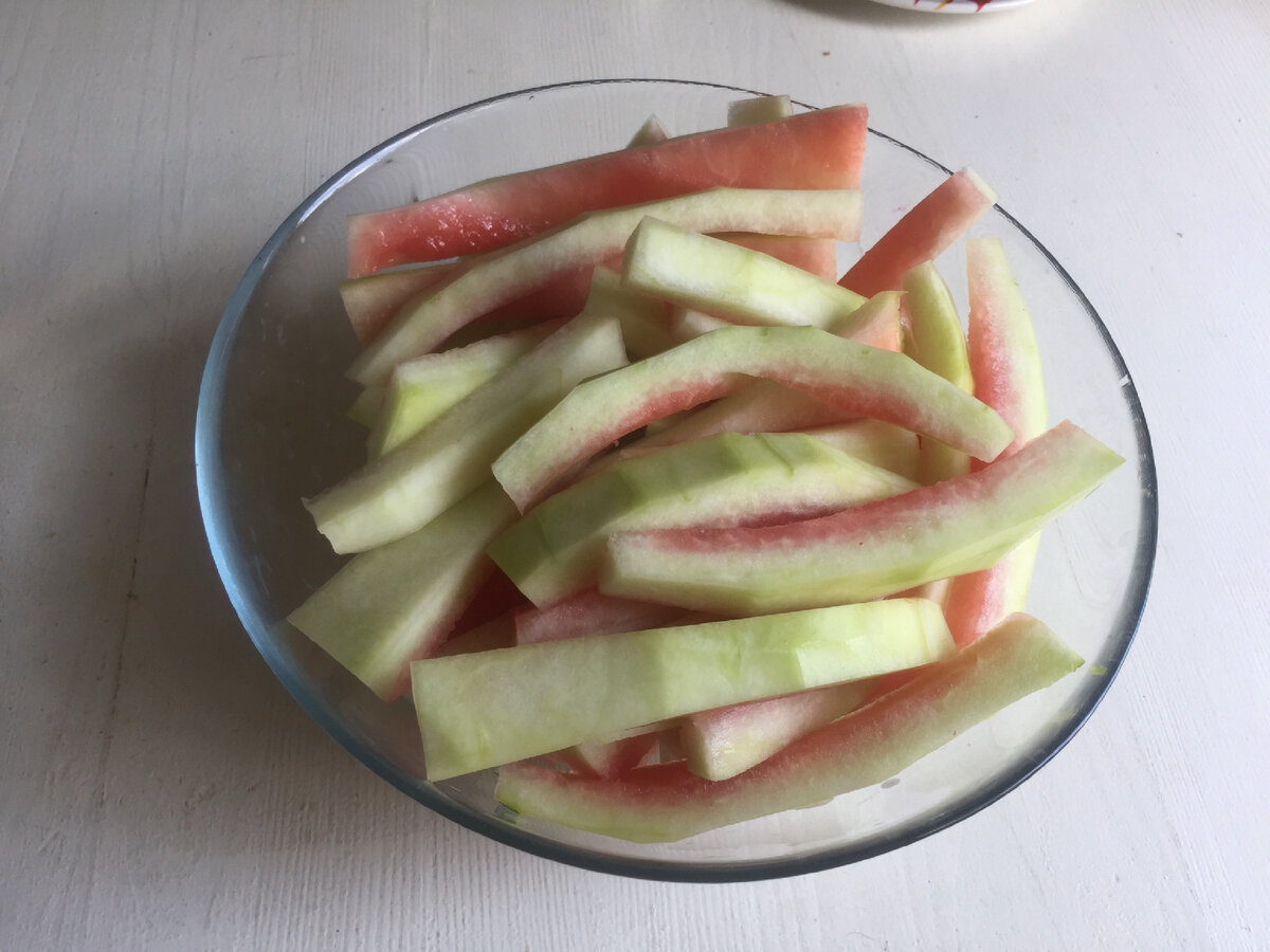 Арбузные корки со срезанной мякотью и зеленой корки