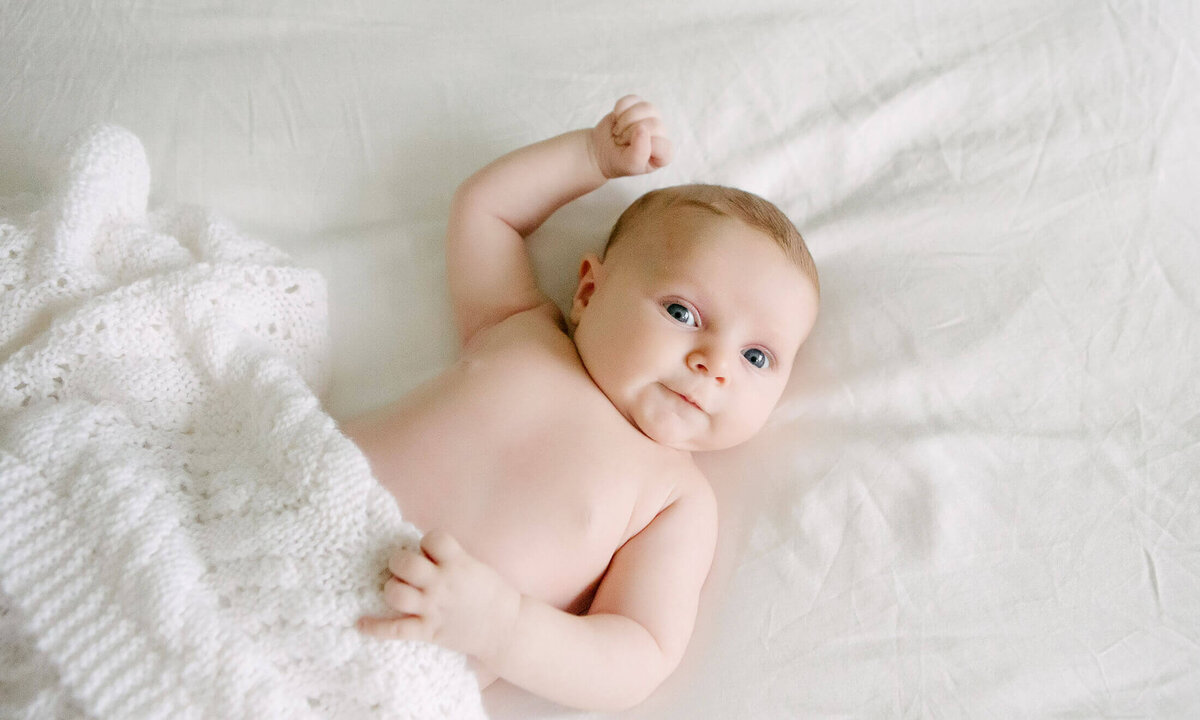 Ребенок 8 месяц жизни. 1 Месяц ребенку. Фотосессия детей до 1 года. Грудной ребенок. Новорожденный малыш.