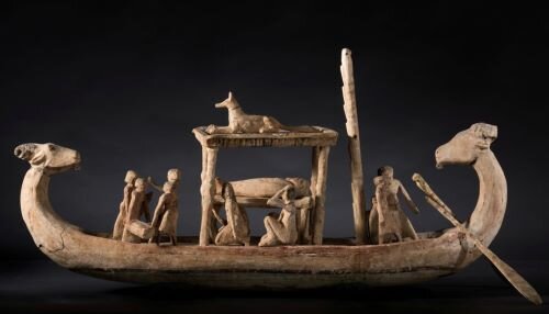 Погребальные лодки были популярны и часто помещались в гробницы, по-видимому, чтобы помочь душе усопшего в его путешествии в загробную жизнь.