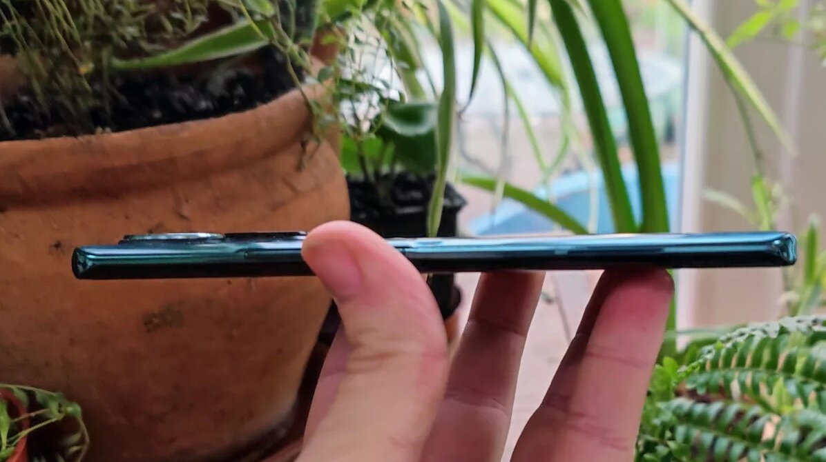    Скруглённые края на Honor 50 не приводят к случайным нажатиям благодаря продуманной геометрии корпуса. Фото: techradar.com