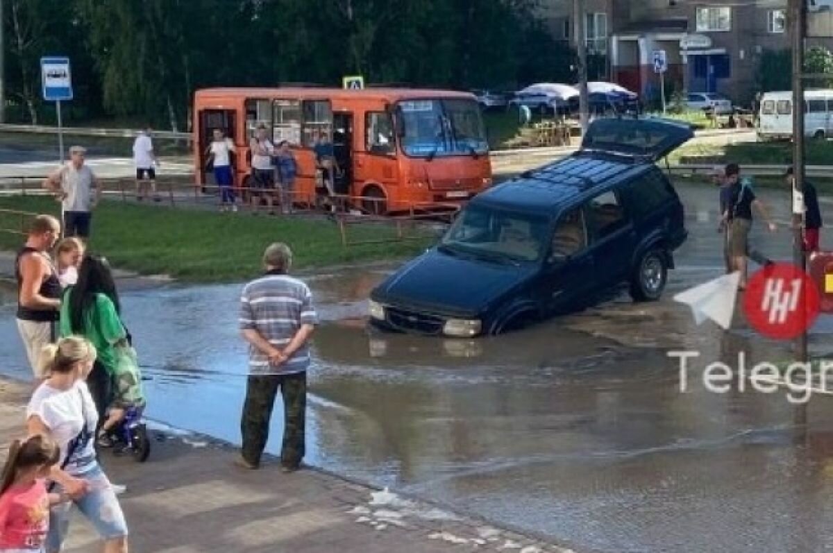    В Автозаводском районе автомобиль провалился в образовавшуюся яму с водой