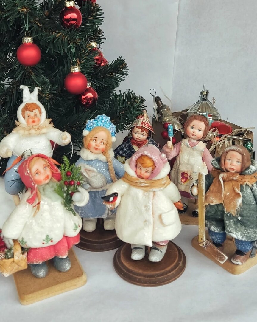 Высота игрушек 11-12 см.
Сделаны из заранее окрашенной хлопковой и льняной ваты+ клейстер.
Есть петелька подвес.
Стоимость от 3500 до 5000 руб.
КРУПНЫМ ПЛАНОМ И ПО ОТДЕЛЬНОСТИ В ГАЛЕРЕЕ. Листайте вправо.