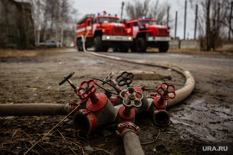    Чтобы потушить огонь, пожарным потребовалось около получаса