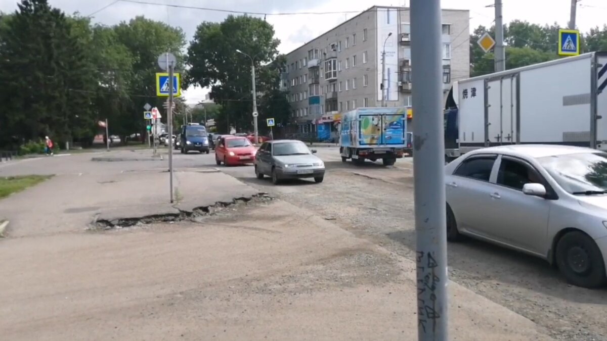     Пирятинскую должны были перекрыть сегодня утром, но пока работы ведут только в районе спорткомплекса ЦСКА.