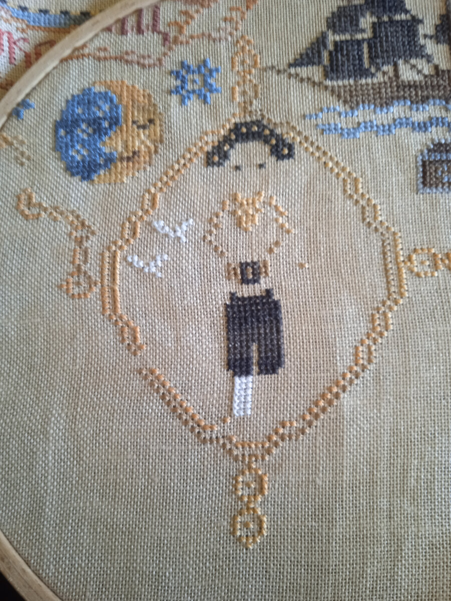 Параллельно с разгребанием своей кучи служебных задач, ещё и повышивала) Фото автора