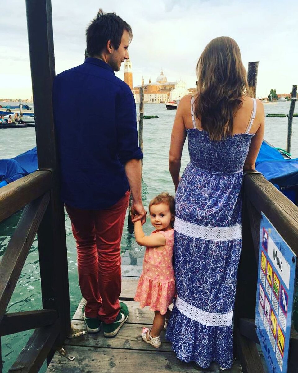    Дмитрий Марин и Яна Сексте с дочерью Анной в Венеции. 2016 годСоцсети Яна Сексте