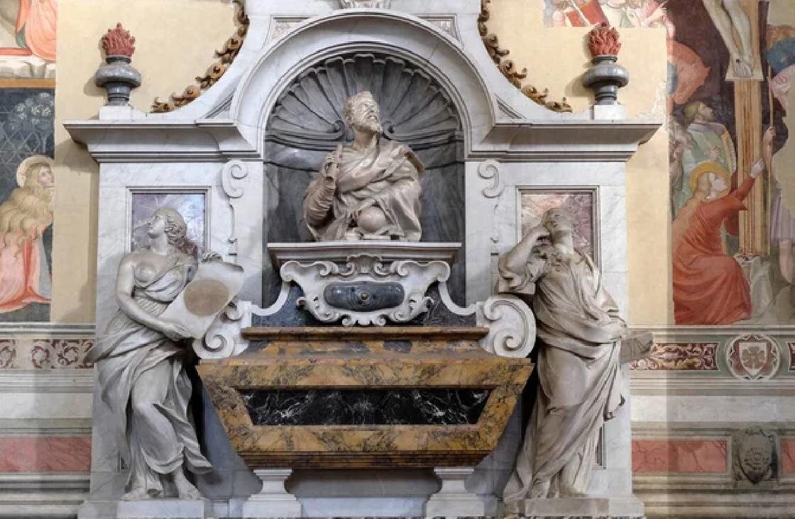    Гробница, украшенная скульптурами:Depositphotos