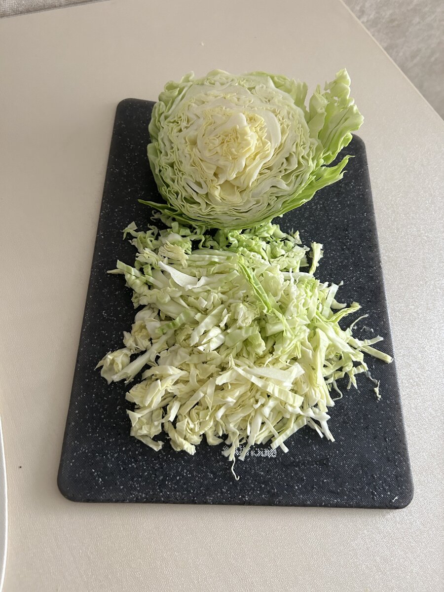 Этот салат лучше всего готовить летом, когда  свежие овощи очень вкусны и доступны. Ингредиенты обычно есть в каждом холодильнике.-2
