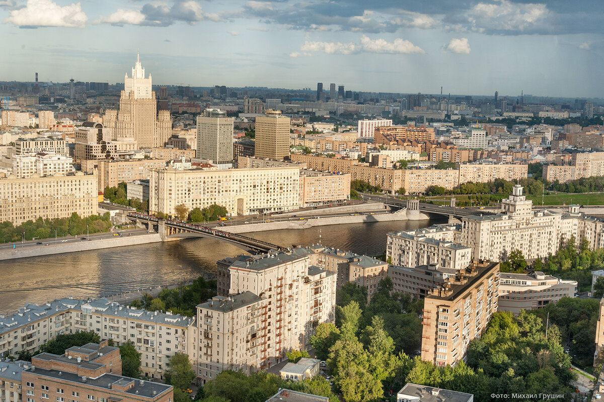 Смоленская набережная Москвы-реки и здание МИД на Смоленской площади