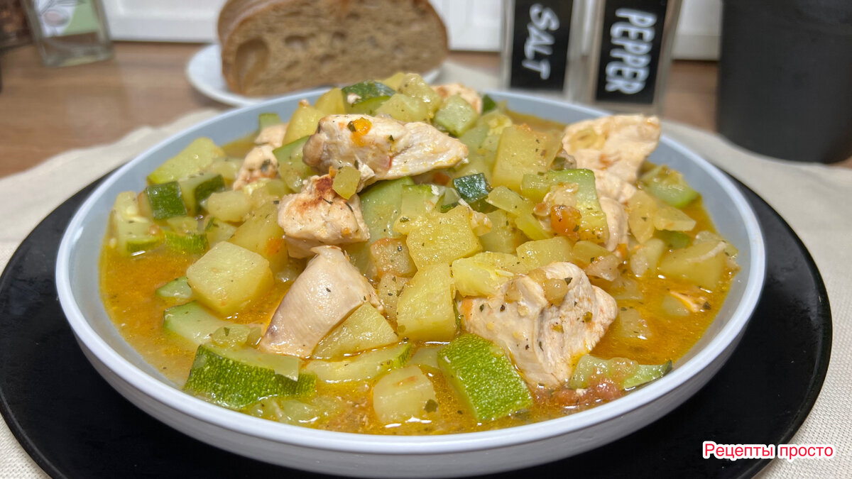 Приготовила на ужин овощное рагу с куриным филе.