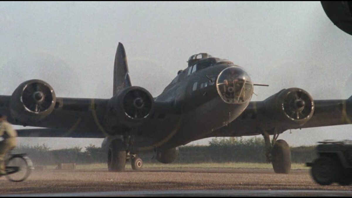 Бомбардировщик В-17. Кадр из фильма