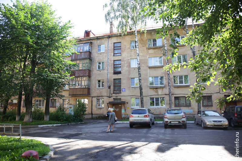    В домах на Ломоносова, 32а и 36а капитально ремонтируют кровли. Меняют обрешетку, кровельное покрытие, водосточную систему, отремонтируют вентиляционные шахты, утеплят чердачные перекрытия.