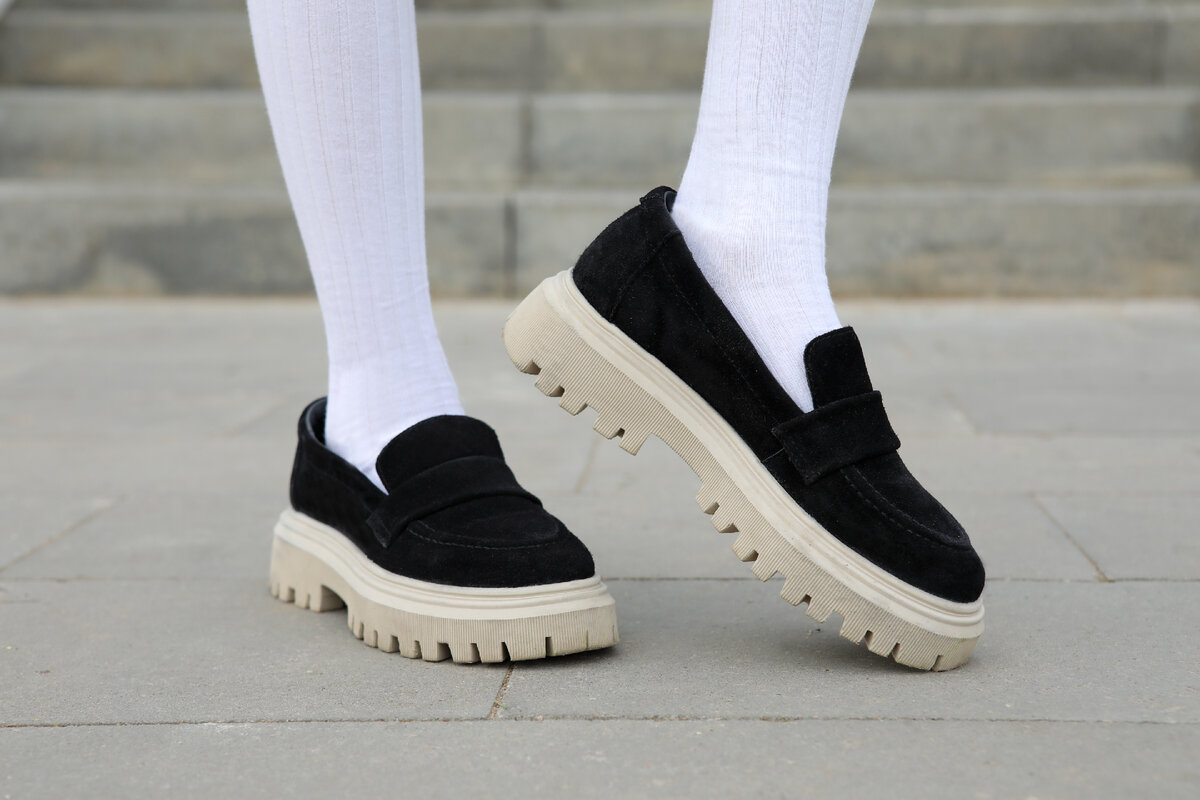 Лоферы из натурального черного велюра с нежно-бежевой подошвой ТМ "Котофей"