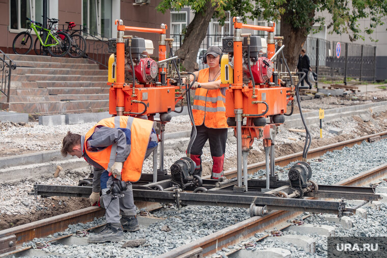    Работы по укладке рельс на Куйбышева продолжаются