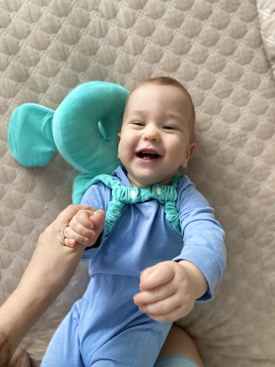 Я думаю по этому фото всё понятно, что ему комфортно и он её не замечает.