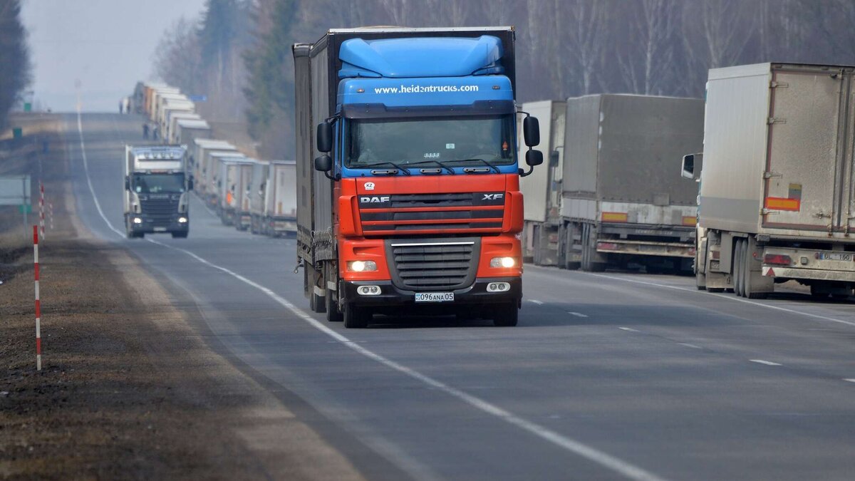 На трассе: идут грузовики, стоят грузовики.  фото: картинки  яндекс.а