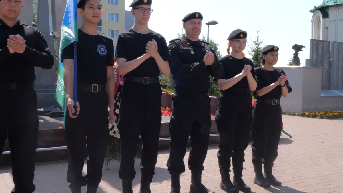    Подростки Сургута вышли на флэшмоб в поддержку СВО