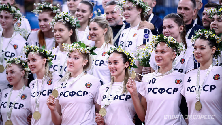    Волейболистки сборной России в ретроформе.Дарья Исаева