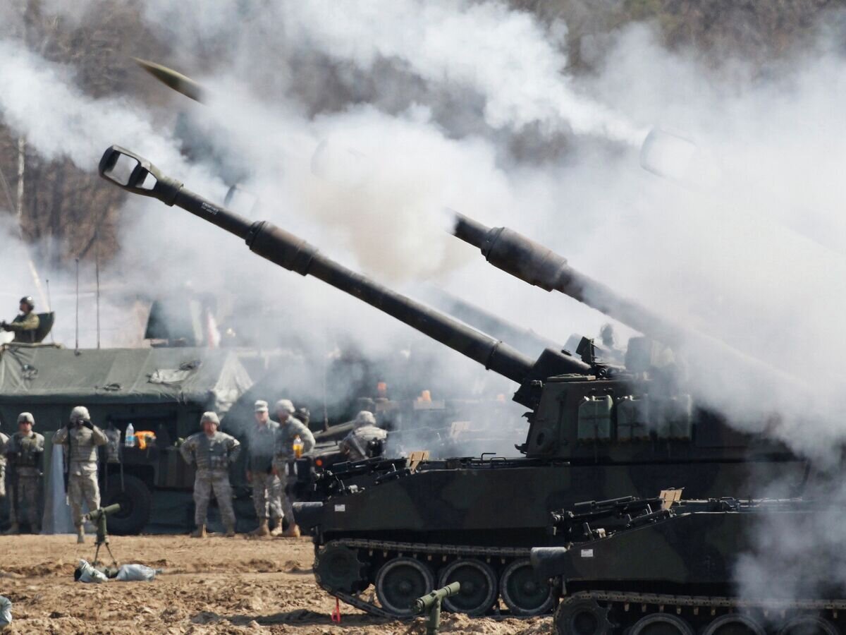    Самоходные 155-миллиметровые гаубицы Вооруженных сил США Paladin M109A6© AP Photo / Kim Hong-Ji , Pool