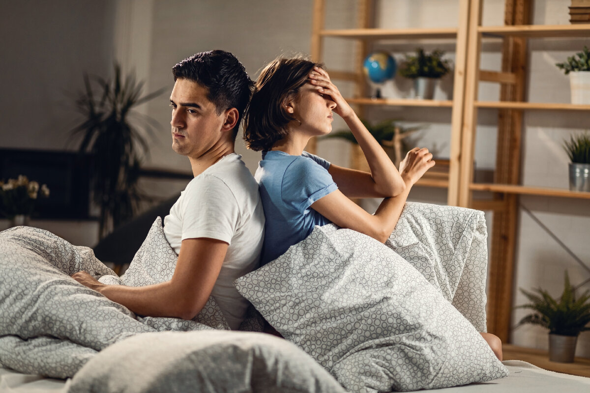 <a href="https://ru.freepik.com/free-photo/young-sad-couple-ignoring-each-other-while-sitting-back-to-back-on-the-bed_25630434.htm#query=%D0%9F%D1%80%D0%BE%D0%B1%D0%BB%D0%B5%D0%BC%D1%8B%20%D0%B2%20%D0%BF%D0%B0%D1%80%D0%B5&position=2&from_view=search&track=ais">Изображение от Drazen Zigic</a> на Freepik