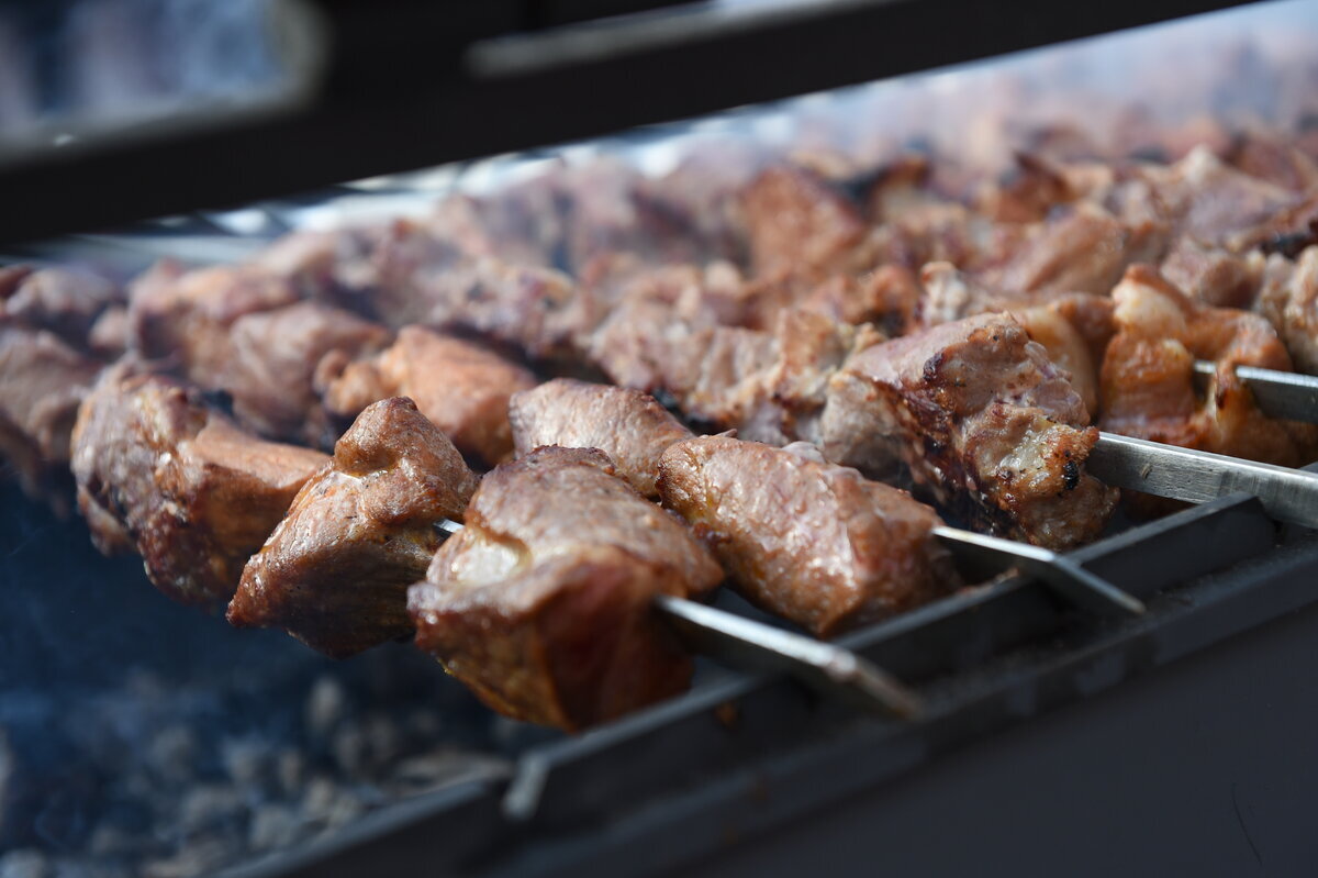 Шашлыки на природе. Шашлычок на природе. Шашлык на мангале. Шашлыки под окнами. Шашлык на мангале.