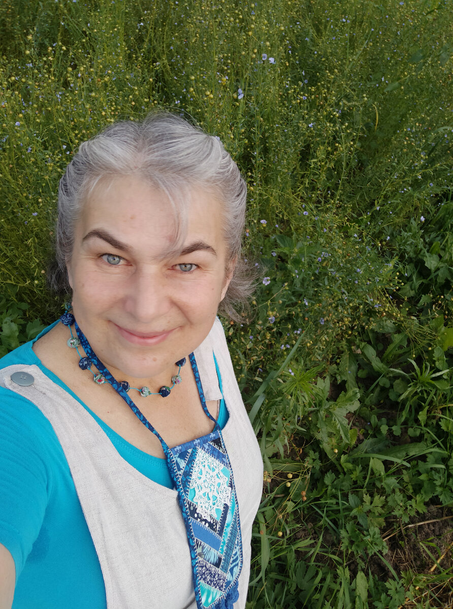 Лëн растëт на окраине этнографической музейной деревеньки. Украшение собрано из разных тканей, но для меня это образ космической силы неприметного льняного нежного цветочка 