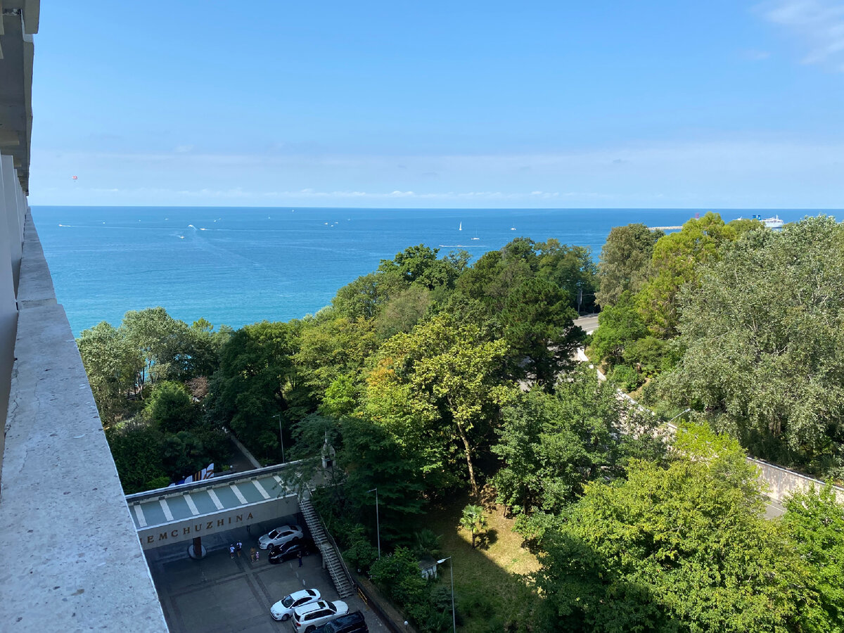 Отель выбрали на первой линии, чтобы ничего не отвлекало от отдыха. Дороговато, но мы долго этого ждали